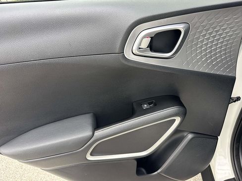 Used 2025 Kia Soul LX w/ LX Technology Package FWD image 10