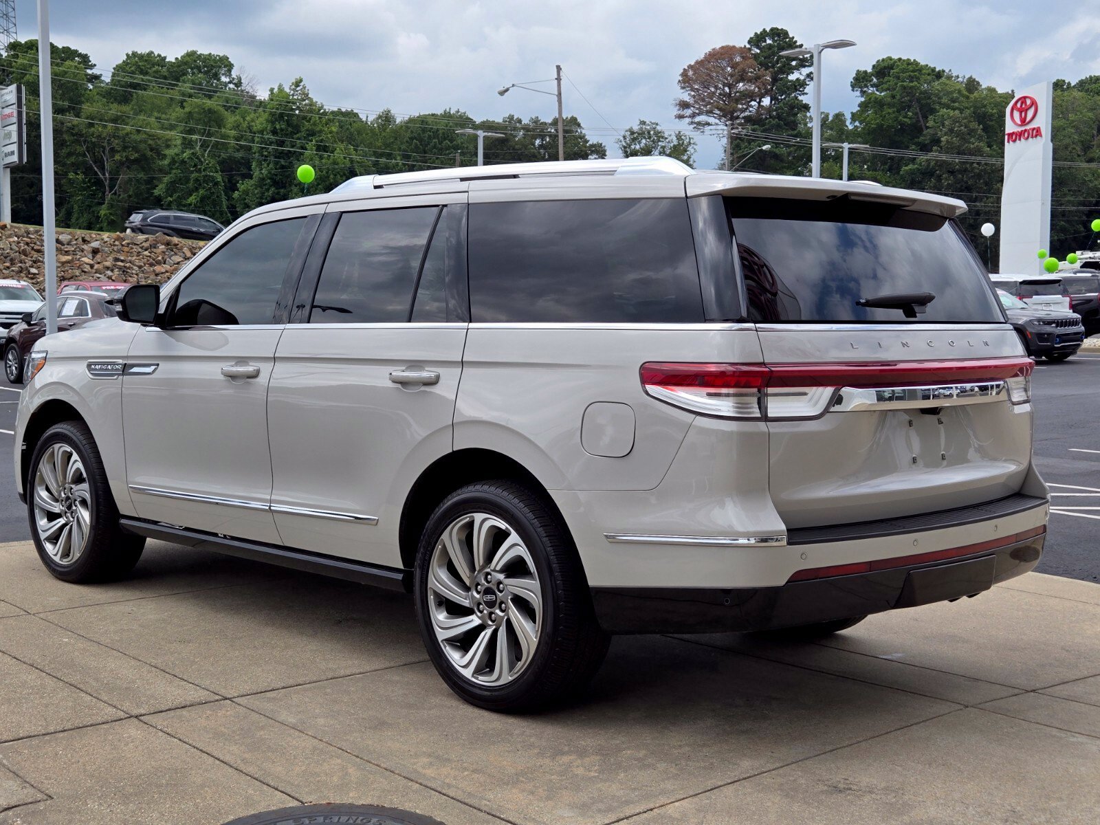 Used 2023 Lincoln Navigator Reserve AWD/4WD image 3