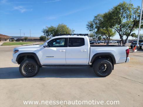 Used 2018 Toyota Tacoma TRD Off-Road w/ Technology Package image 4