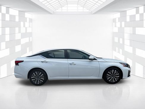 Certified 2023 Nissan Altima 2.5 SV FWD image 8