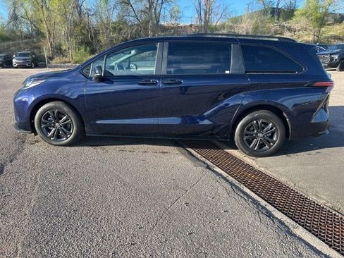 Used 2026 Toyota Sienna XSE image 2