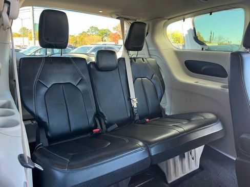 Used 2022 Chrysler Pacifica Touring-L image 13