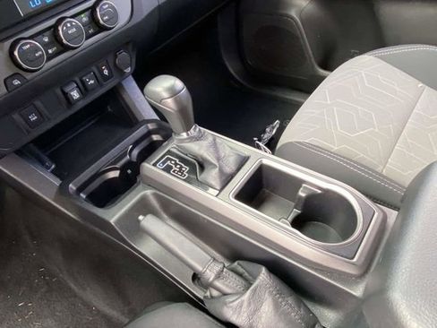 Used 2022 Toyota Tacoma TRD Off-Road image 18