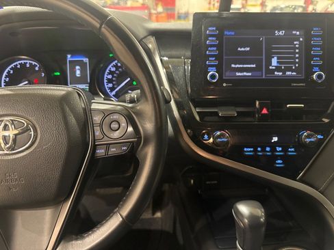 Used 2022 Toyota Camry SE w/ Convenience Package FWD image 2