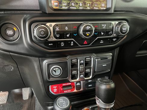 Used 2023 Jeep Gladiator Mojave w/ LED Lighting Group AWD/4WD image 15