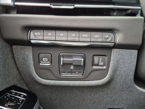 Used 2025 Cadillac Escalade Sport Platinum w/ LPO, Floor Liner Package AWD/4WD image 17