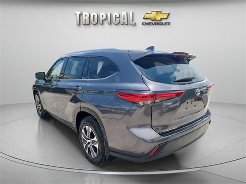 Used 2022 Toyota Highlander XLE image 3