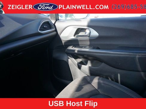 Used 2020 Chrysler Pacifica Touring w/ Advanced Safetytec Group FWD image 35