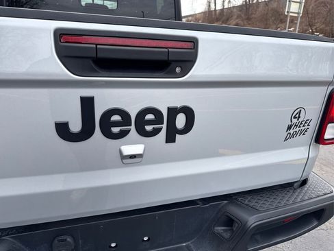 Used 2022 Jeep Gladiator Willys image 13