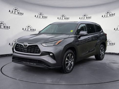 Used 2022 Toyota Highlander XLE FWD image 3