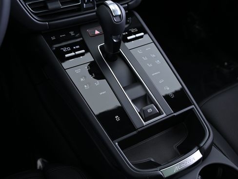 Certified 2025 Porsche Macan image 44