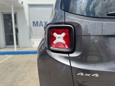 Used 2018 Jeep Renegade Latitude AWD/4WD image 29