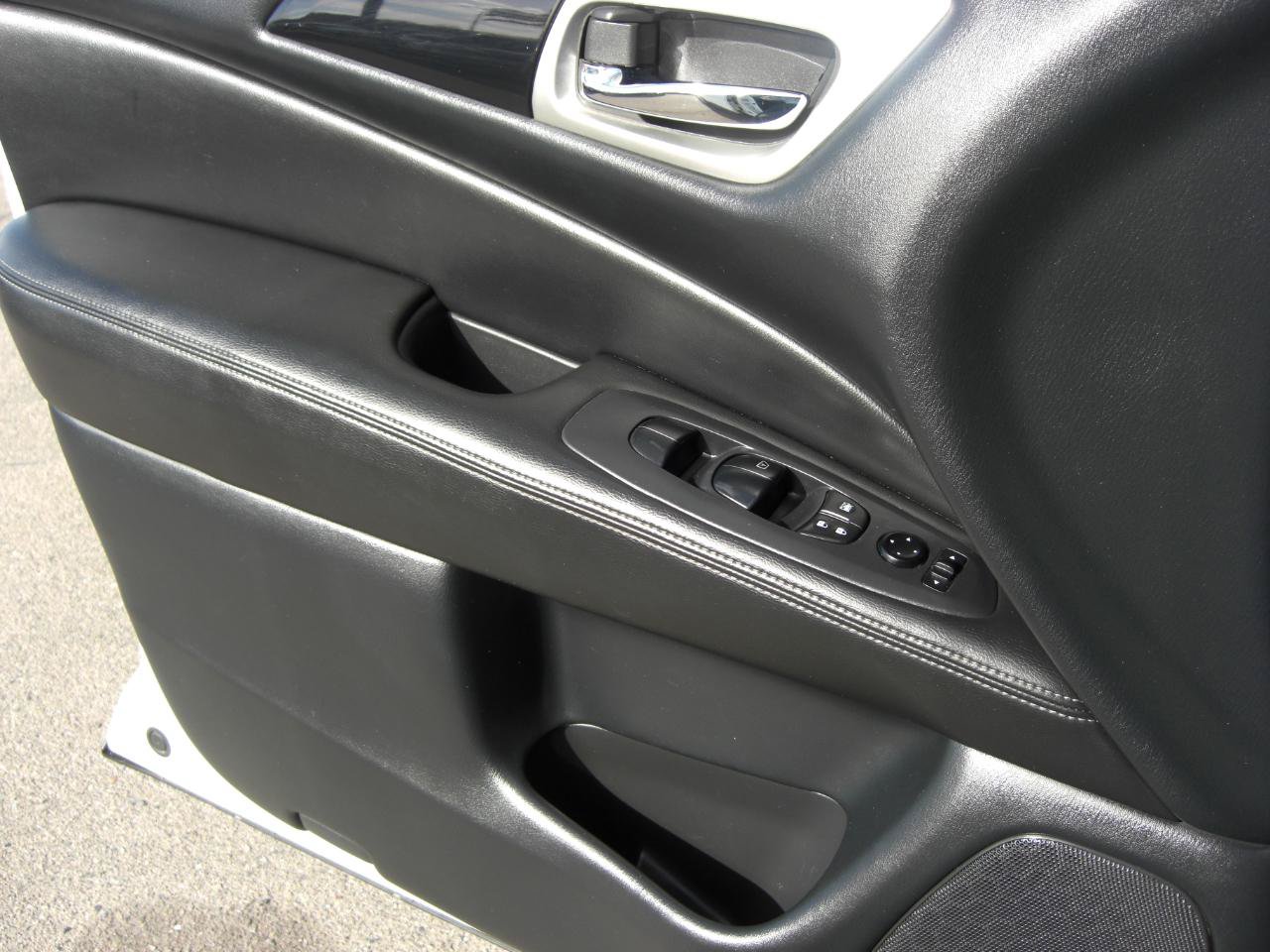 Used 2020 Nissan Pathfinder S FWD image 23