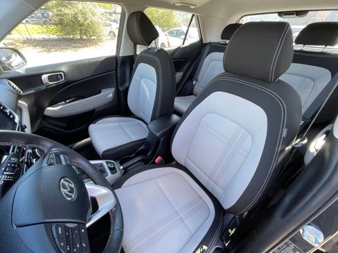 Used 2025 Hyundai Venue SEL image 35