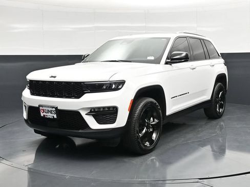 Used 2025 Jeep Grand Cherokee Limited w/ Black Appearance Package AWD/4WD image 7