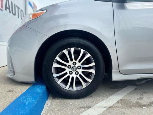 Used 2018 Toyota Sienna XLE FWD image 21