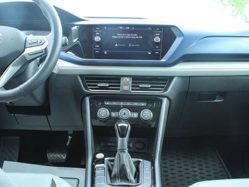 Used 2024 Volkswagen Taos SE FWD image 17