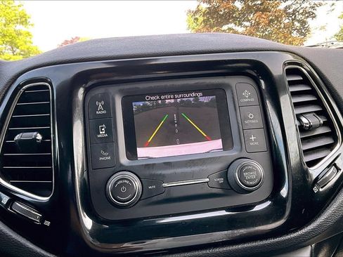 Used 2018 Jeep Compass Latitude FWD image 27