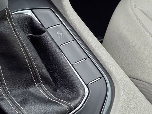 Used 2022 Volkswagen Tiguan SE image 32