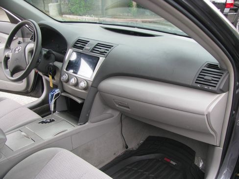 Used 2011 Toyota Camry LE FWD image 11