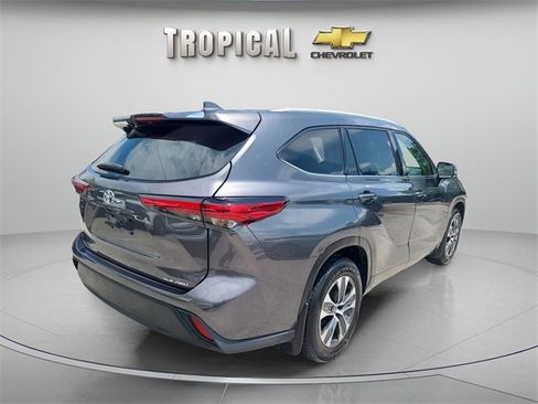 Used 2022 Toyota Highlander XLE image 5