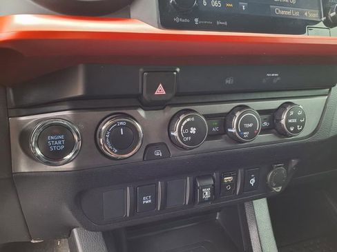 Used 2019 Toyota Tacoma TRD Off-Road AWD/4WD image 10