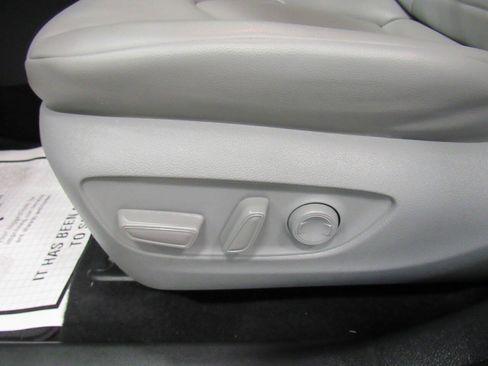 Used 2022 Toyota Highlander XLE AWD/4WD image 28