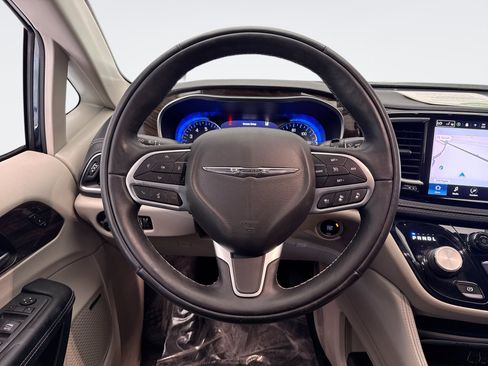 Used 2022 Chrysler Pacifica Limited AWD/4WD image 12