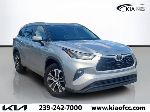 Used 2023 Toyota Highlander XLE FWD image 1