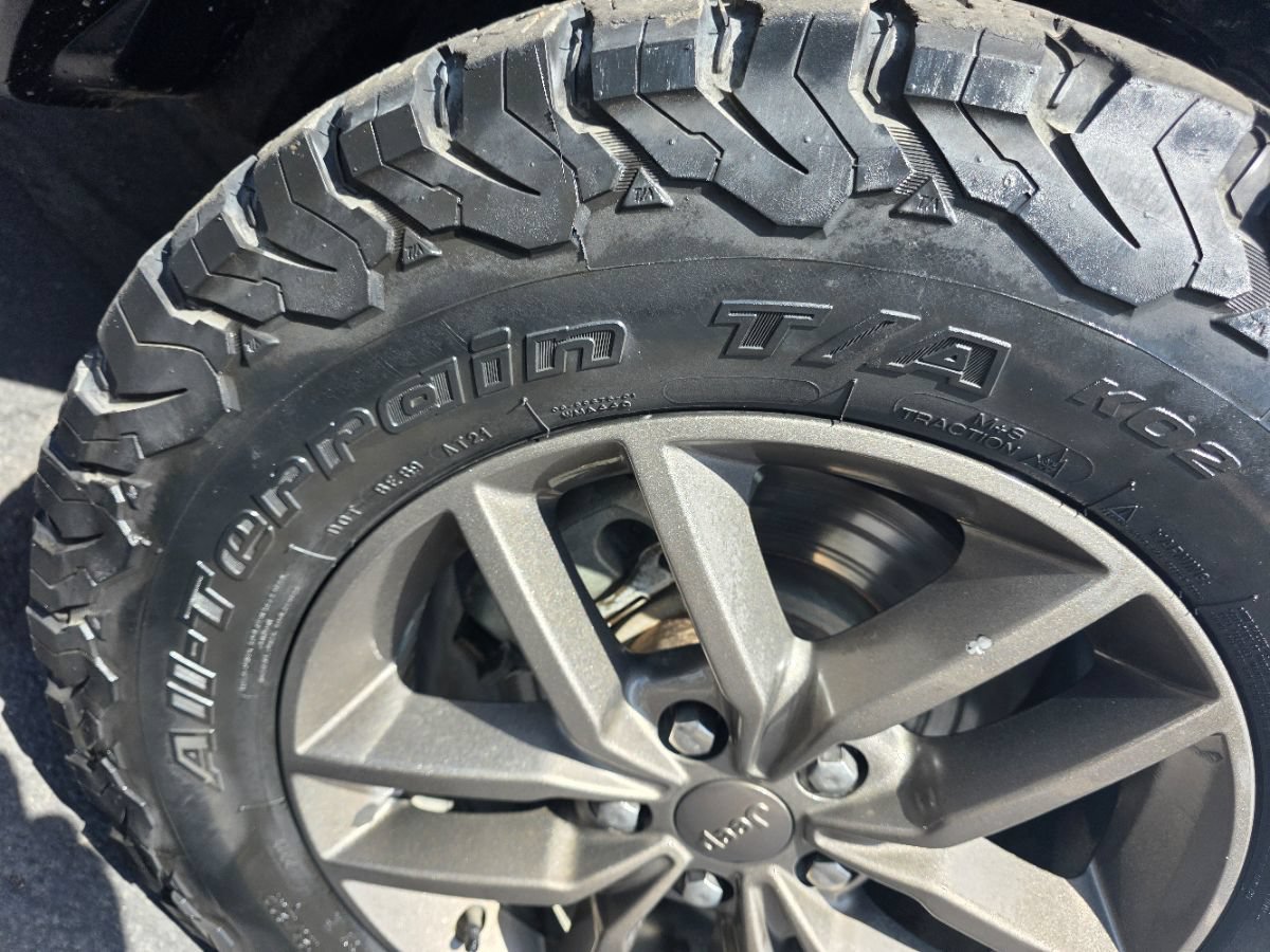 Used 2017 Jeep Grand Cherokee Laredo AWD/4WD image 18