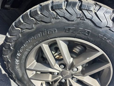 Used 2017 Jeep Grand Cherokee Laredo AWD/4WD image 18