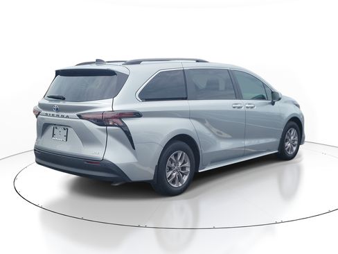 Used 2025 Toyota Sienna XLE FWD image 6