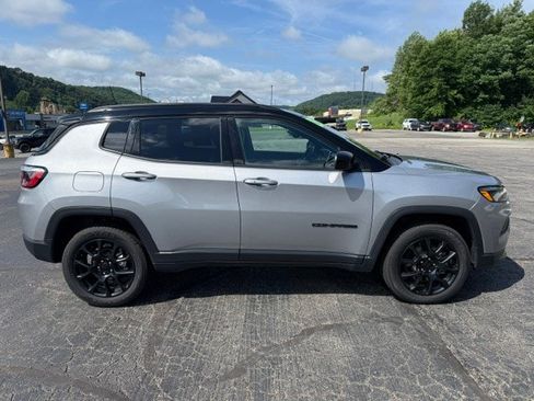 Used 2023 Jeep Compass Latitude w/ Convenience Group AWD/4WD image 4