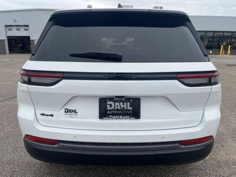 Used 2026 Jeep Grand Cherokee Altitude AWD/4WD image 6