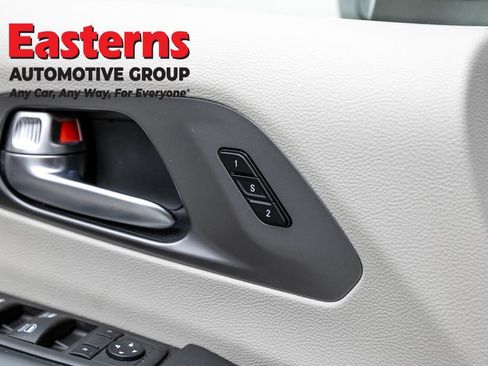 Used 2023 Chrysler Pacifica Touring-L FWD image 21