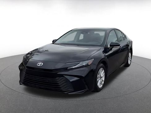 Used 2025 Toyota Camry LE image 8