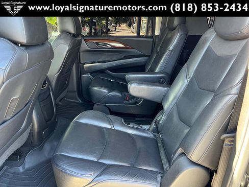 Used 2018 Cadillac Escalade ESV Luxury RWD image 16