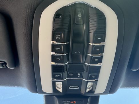 Used 2018 Porsche Macan AWD/4WD image 28