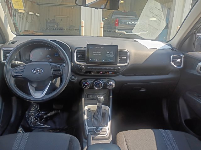 Used 2025 Hyundai Venue SEL FWD image 13
