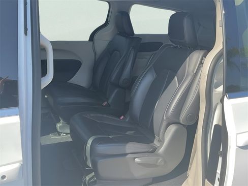 Used 2024 Chrysler Pacifica Select image 39