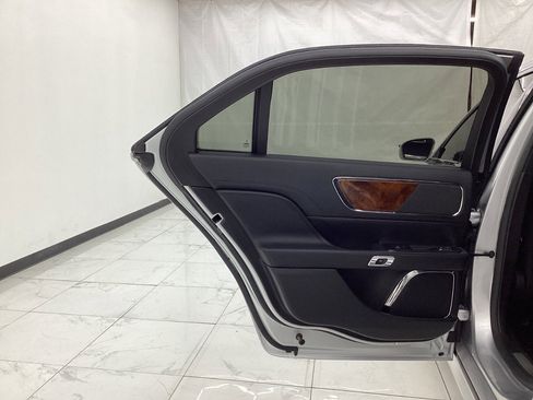 Used 2017 Lincoln Continental Select image 23