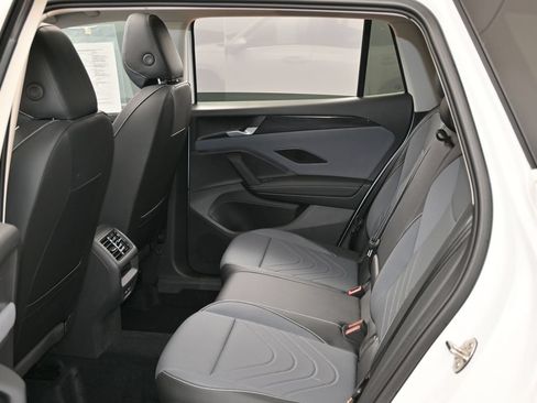 Used 2025 Volkswagen Tiguan SE w/ Panoramic Sunroof Package AWD/4WD image 33