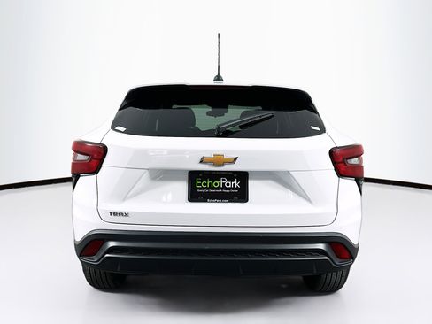 Used 2025 Chevrolet Trax LS image 7