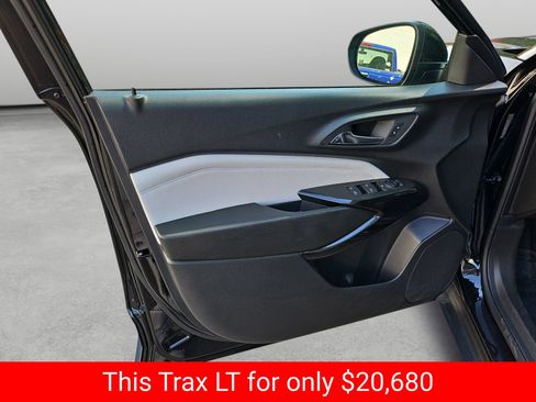 Used 2025 Chevrolet Trax LT FWD image 34