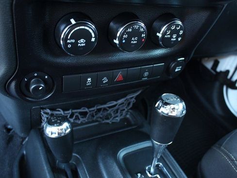 Used 2017 Jeep Wrangler Unlimited Rubicon w/ Connectivity Group AWD/4WD image 26