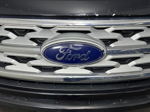 Used 2019 Ford Explorer XLT w/ Equipment Group 202A image 9