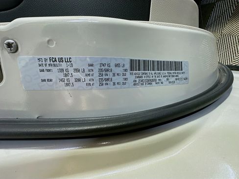 Used 2019 Chrysler Pacifica Touring-L Plus w/ Advanced Safetytec Group FWD image 32