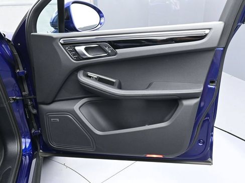 Certified 2022 Porsche Macan AWD/4WD image 28
