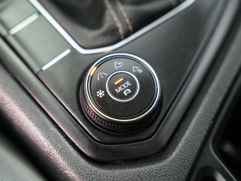 Used 2022 Volkswagen Taos SE image 28