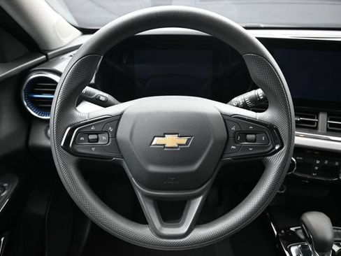 Used 2025 Chevrolet Trax LT FWD image 15